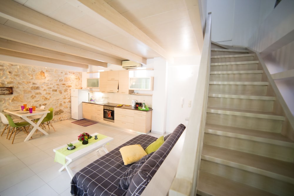 Ac Homes Christos 7/37
