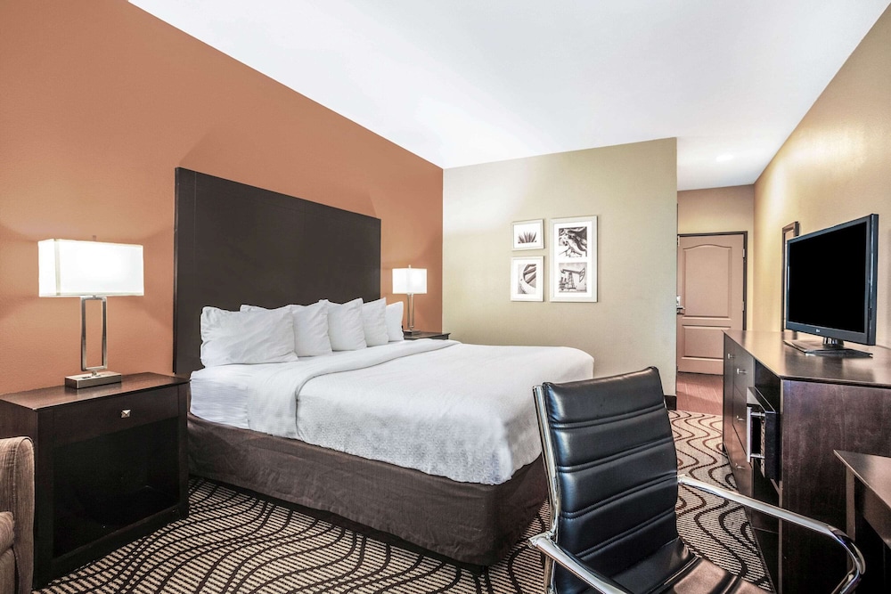 La Quinta Inn Suites Beeville 12/40