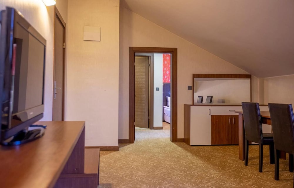 HIGHWAY HOTEL 18/25