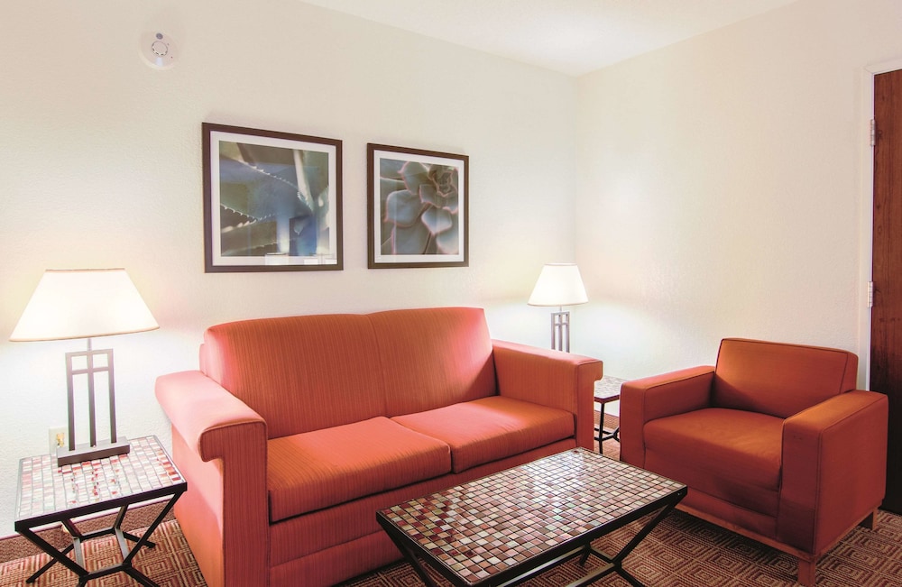 La Quinta Inn & Suites by Wyndham Bannockburn-Deerfield 26/56