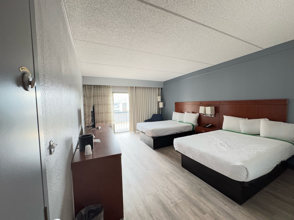 Super 8 by Wyndham Dallas Love Field Airport 24/60