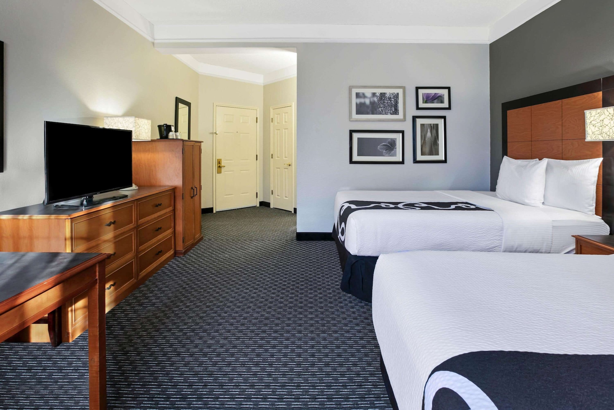 غرفة بسريرين مزدوجين، La Quinta Inn & Suites by Wyndham Dallas Arlington South 2/3