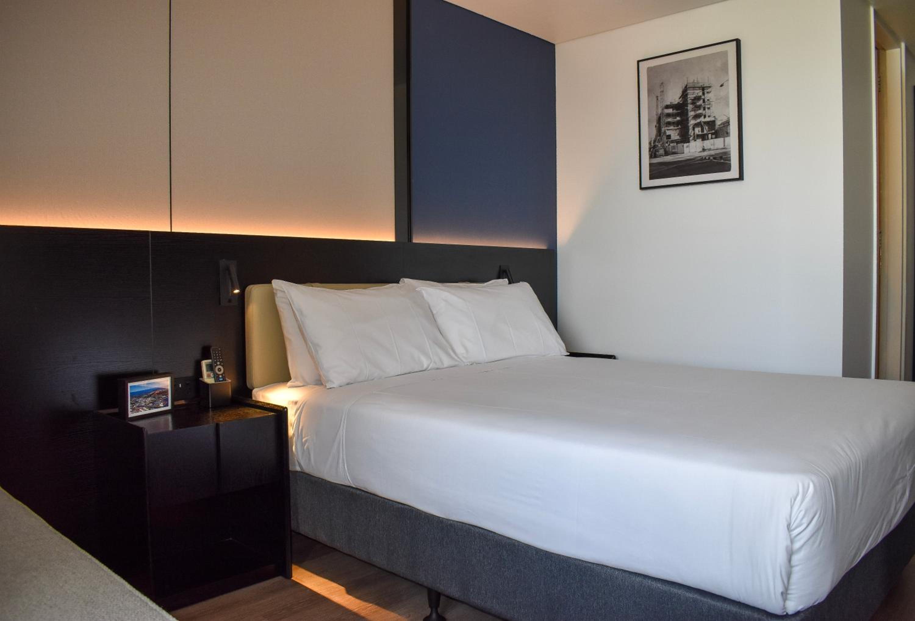 Business, Queen Bed