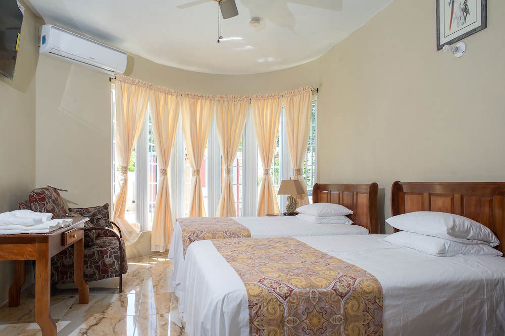 Waters Edge Guest House 8/38
