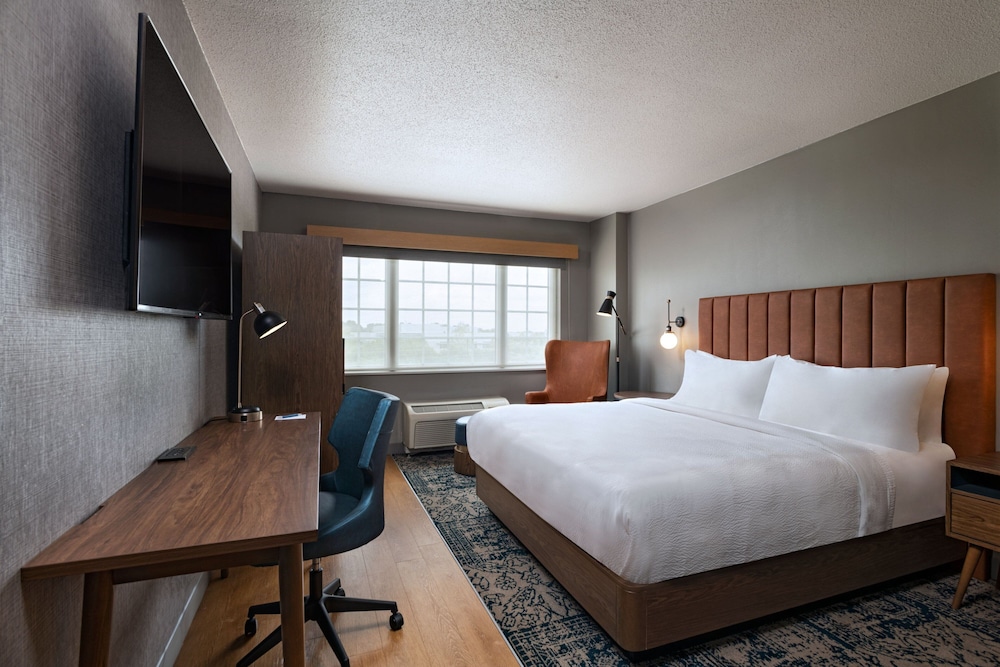 DELUXE, KING BED, ACCESSIBLE