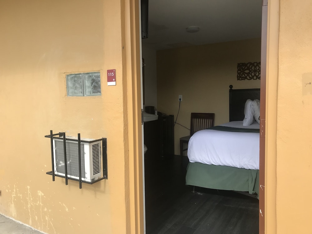 Hotel Bel-Air Orlando near Florida Mall 13/32