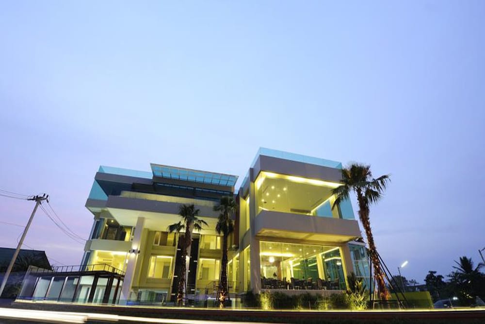 The Beverly Hills 1/100