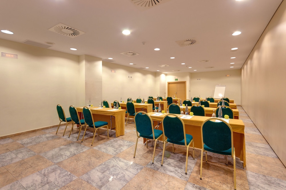 Ramada by Wyndham Valencia Almussafes 46/56