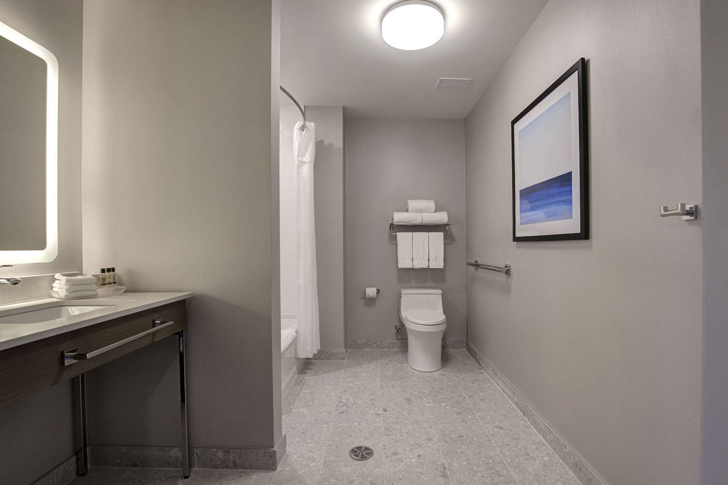 غرفة بسرير كوين بحوض استحمام لذوي الإعاقة، Hampton Inn by Hilton Montreal Downtown 4/4