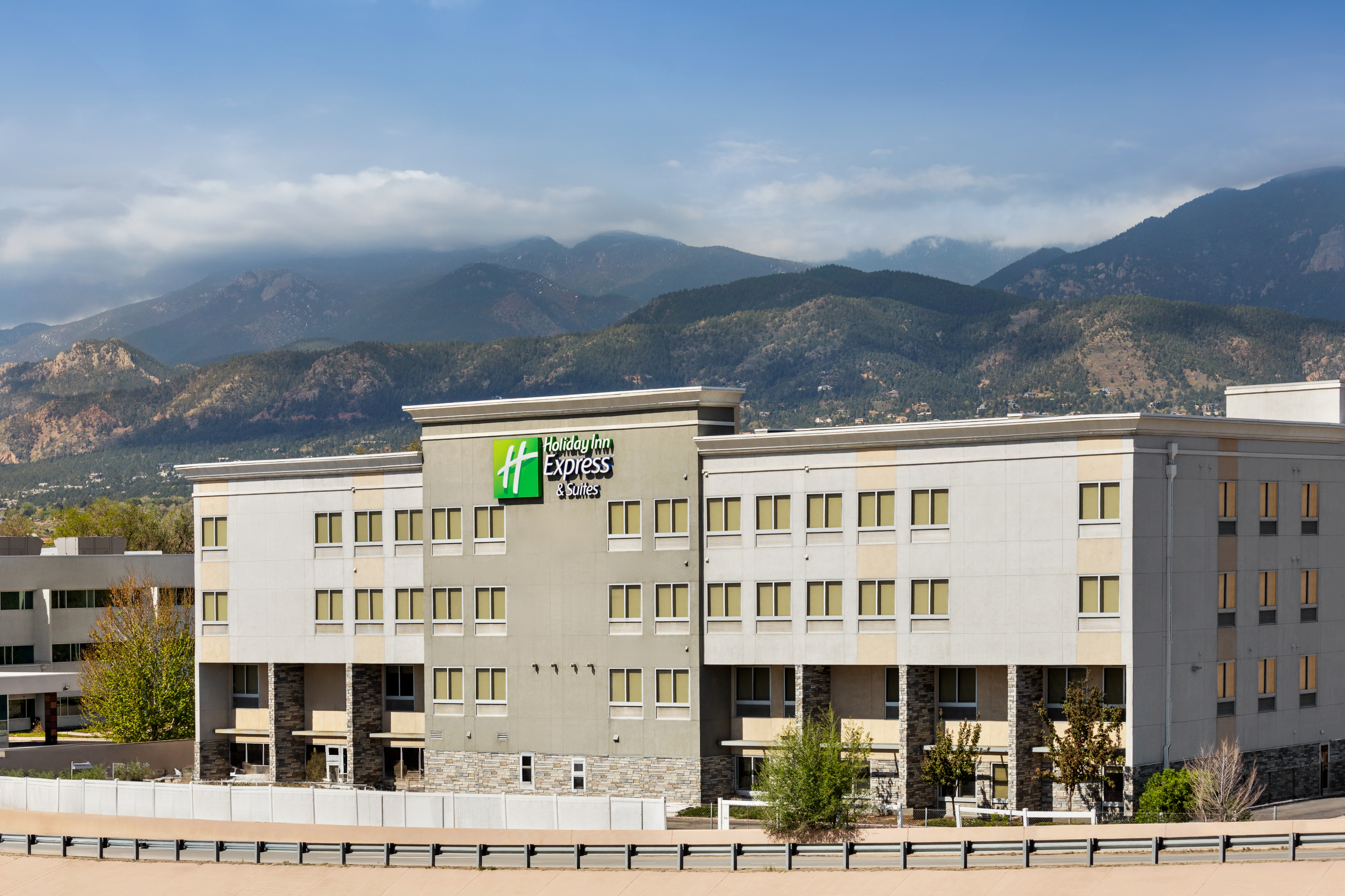 Holiday Inn Express Suites Colorado Springs Central 3/80