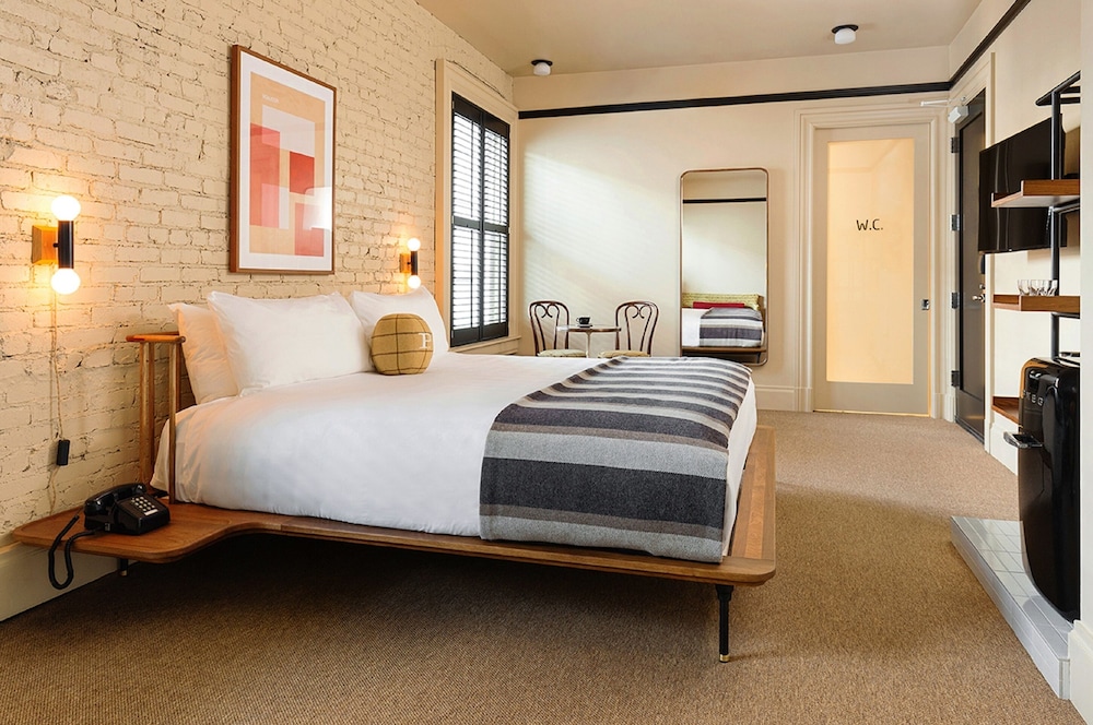 SUITE, KING BED, ACCESSIBLE