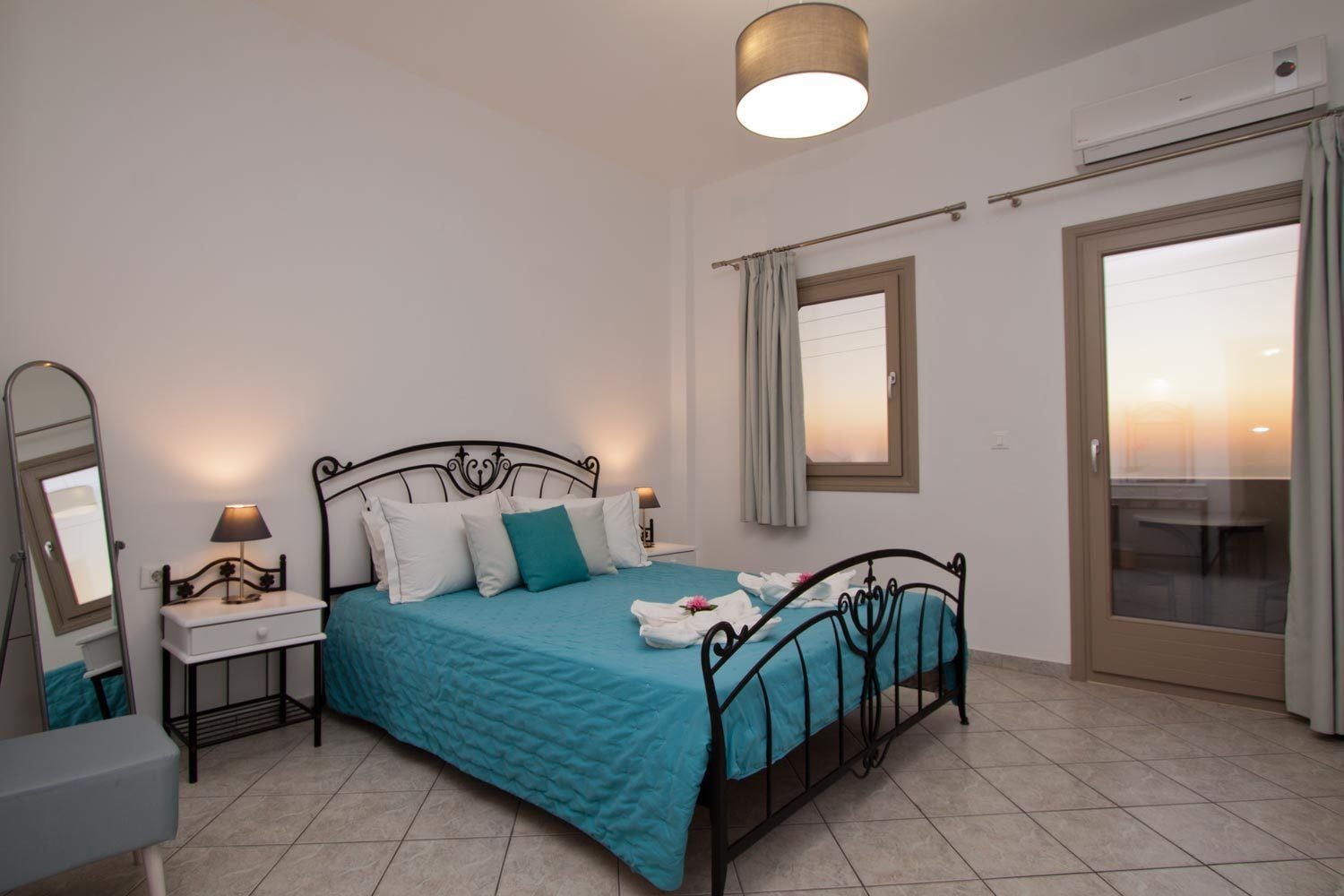 Junior Suite, Queen Bed, Caldera View