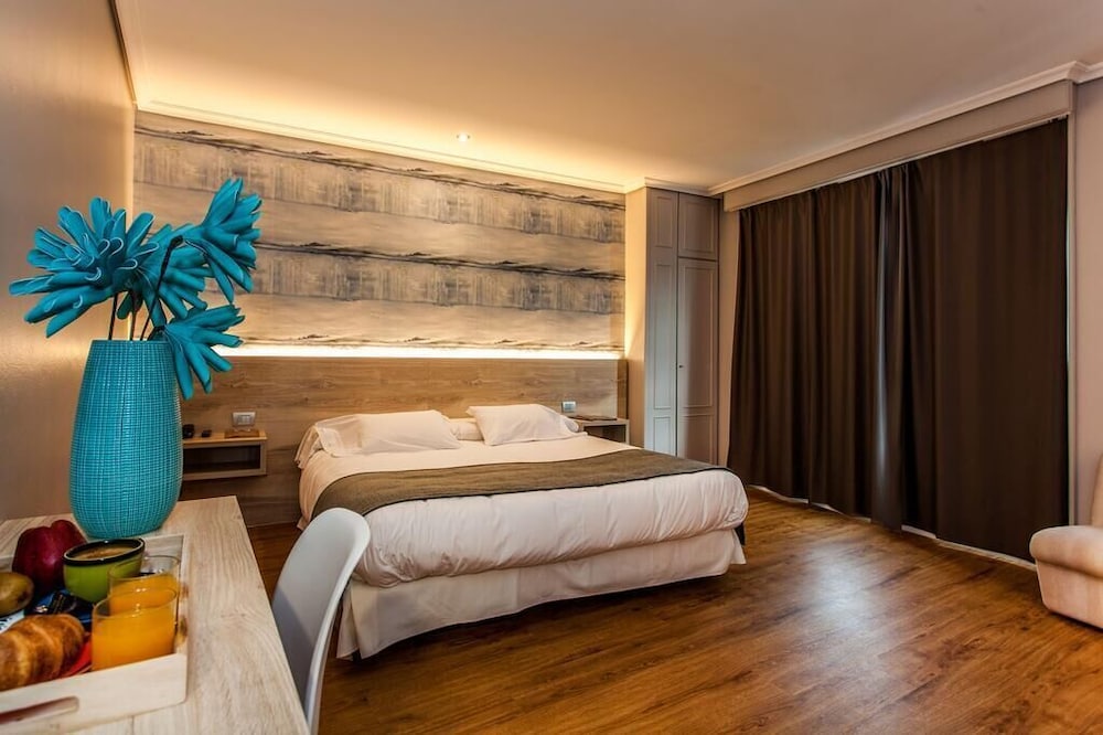 La Marina Hotel 6/25