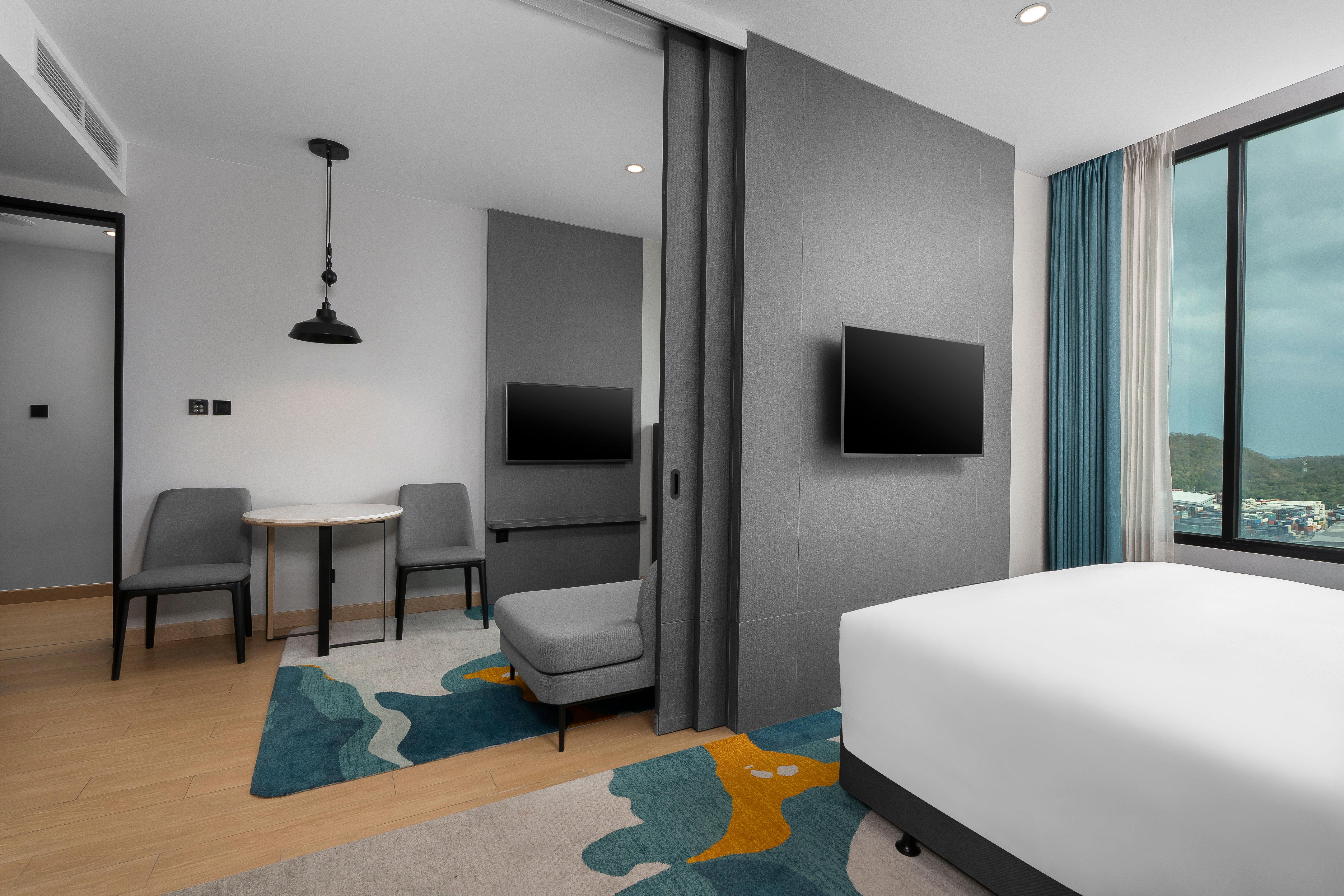 جناح بسرير كينج بغرفة نوم واحدة، Holiday Inn Suites Siracha Laemchabang 2/4