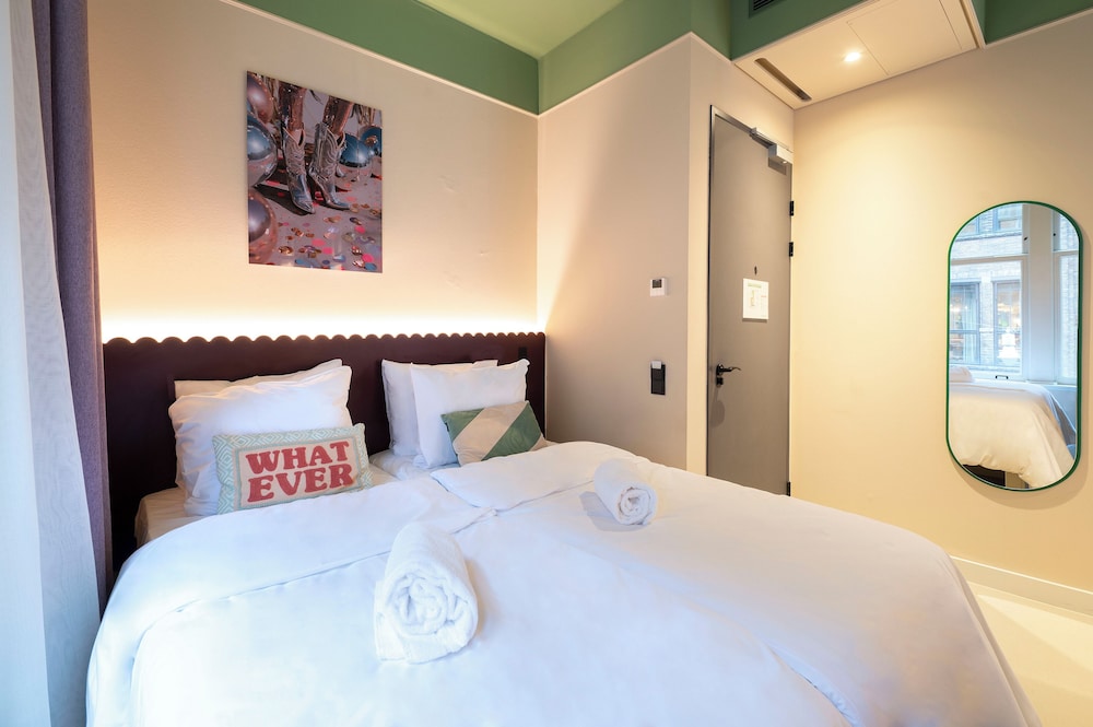 FASHIONISTA, DELUXE, DOUBLE OR TWIN BED