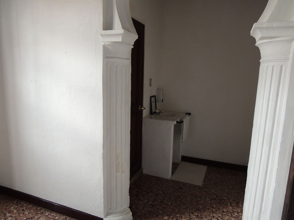 Feathers Hotel And Lounge - Hostel 23/60