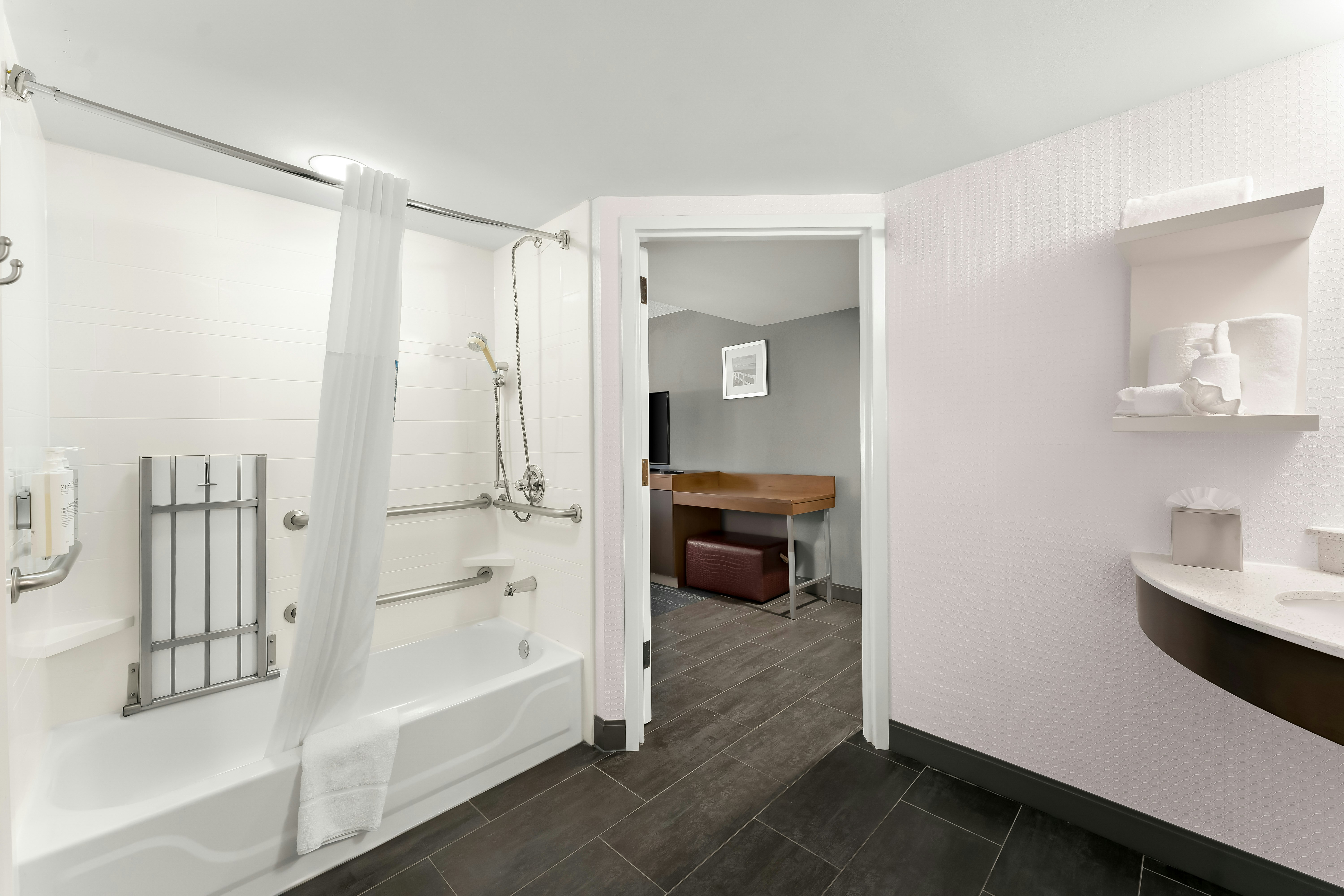غرفة بسرير كوين لذوي الإعاقة، Hampton Inn Suites Newtown 5/5