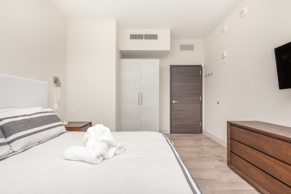 CH Luxury Condos & Studios On The Beach 37/50