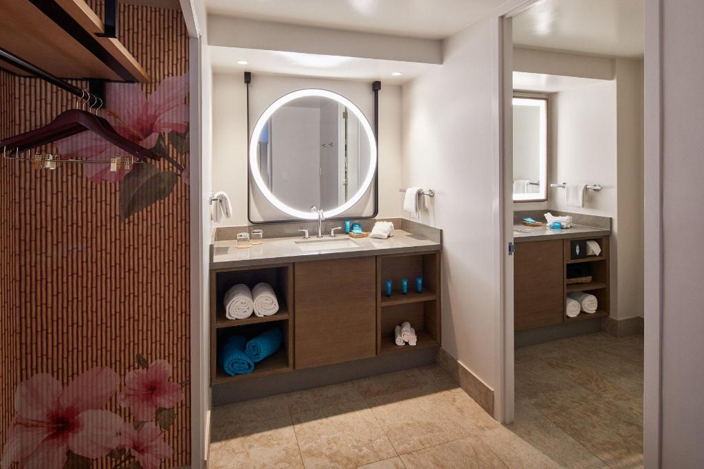 Lanai, Resort, Guest Room, King Bed, Partial Ocean View, Sofa, Low Floor، The Ritz-Carlton O ahu, Turtle Bay 7/7