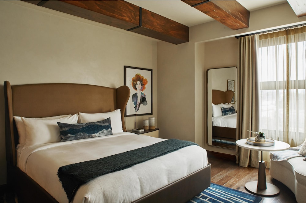 ROOM, KING BED