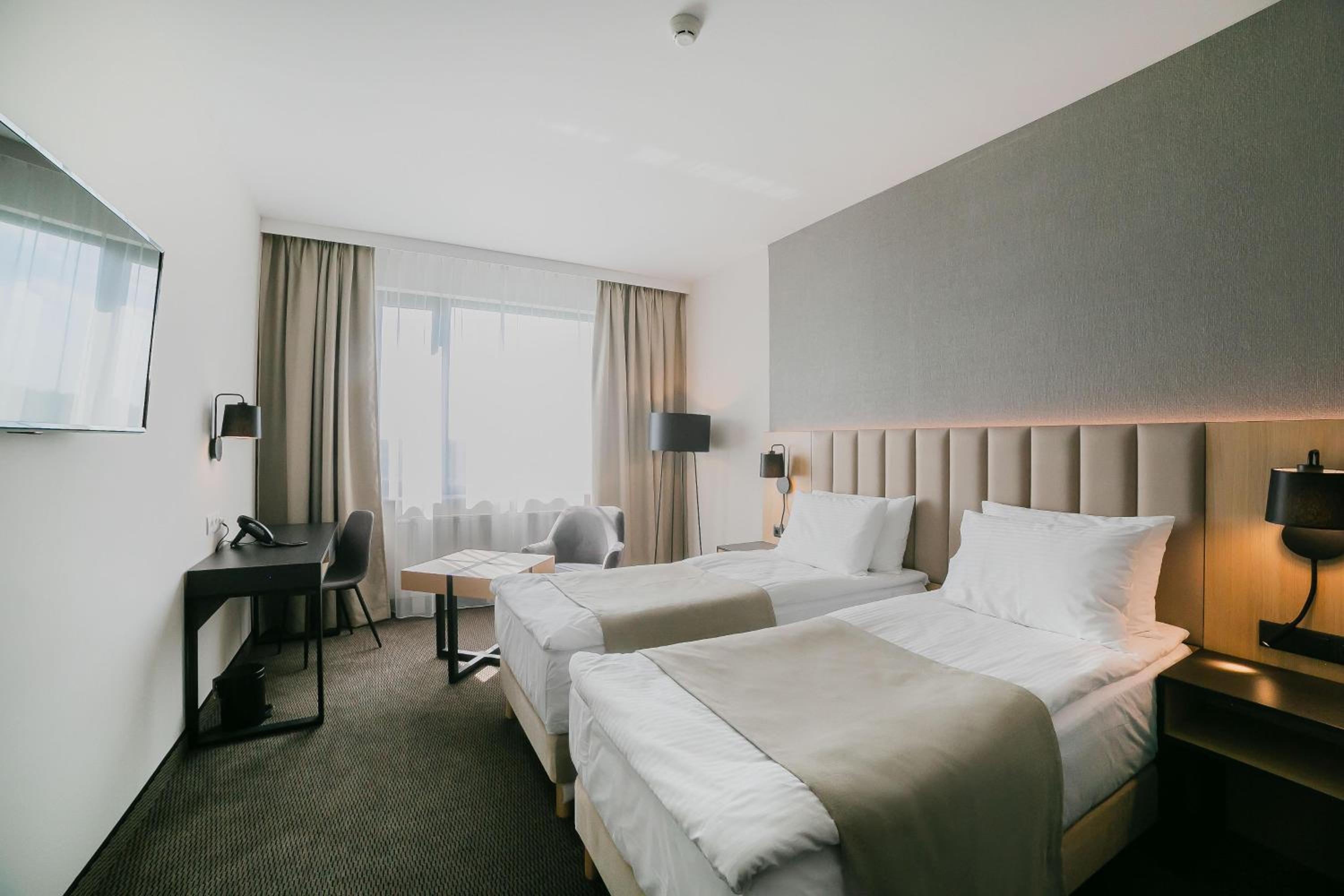 ROOM, TWIN BEDS