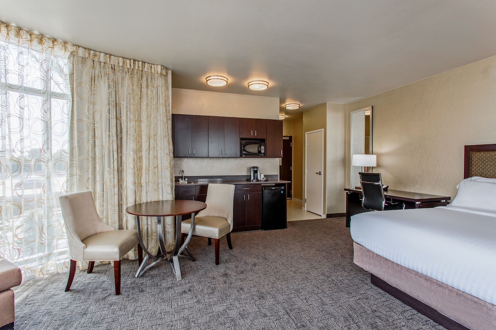 Holiday Inn Express & Suites Anaheim Resort Area 26/58
