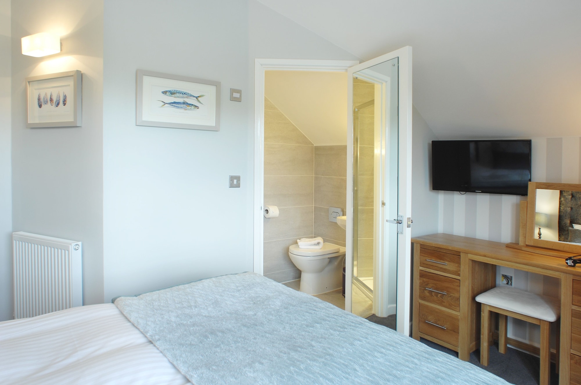 Lake, House, Double and Twin Beds, 4 Bathrooms