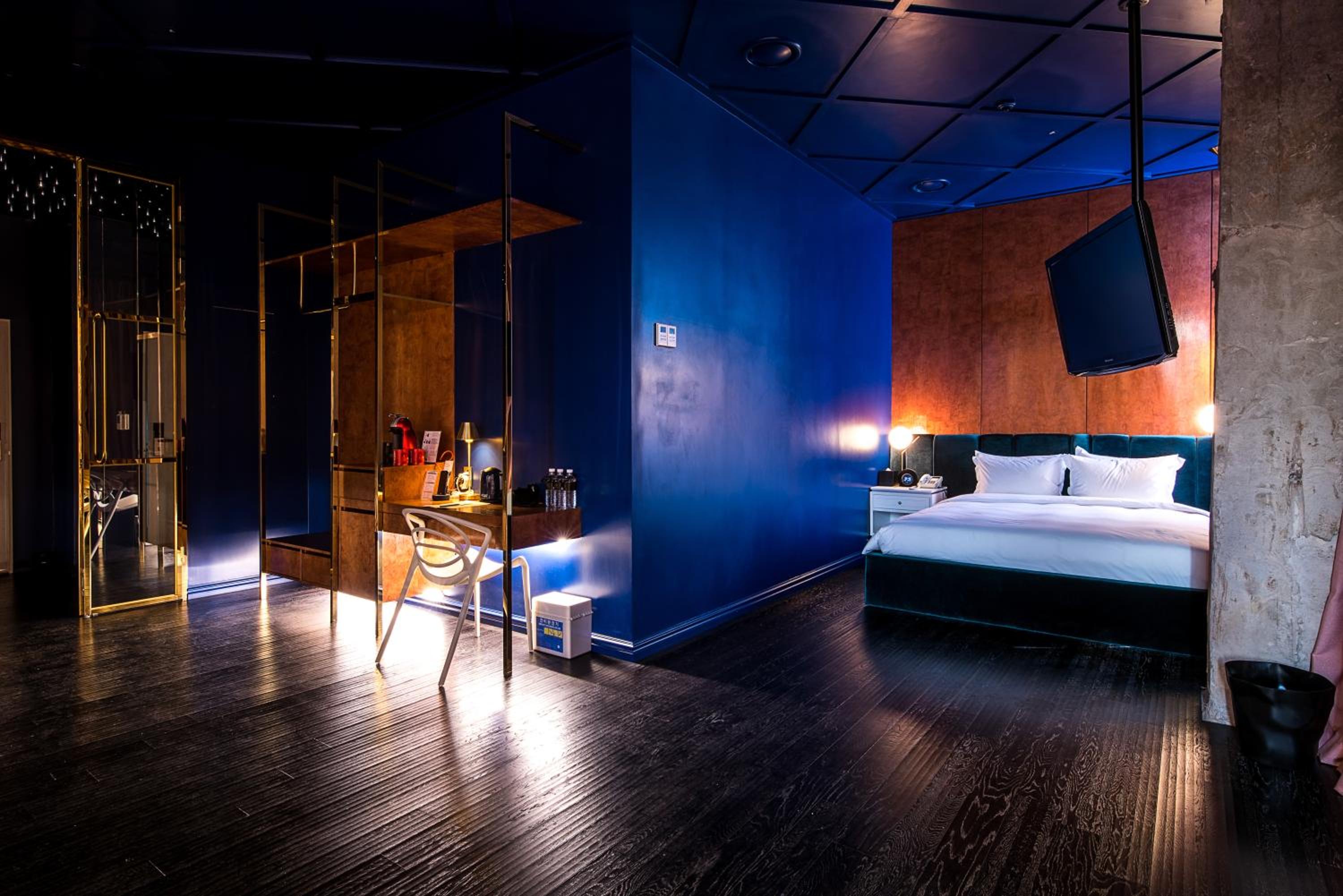 Gold, Suite, Queen Bed