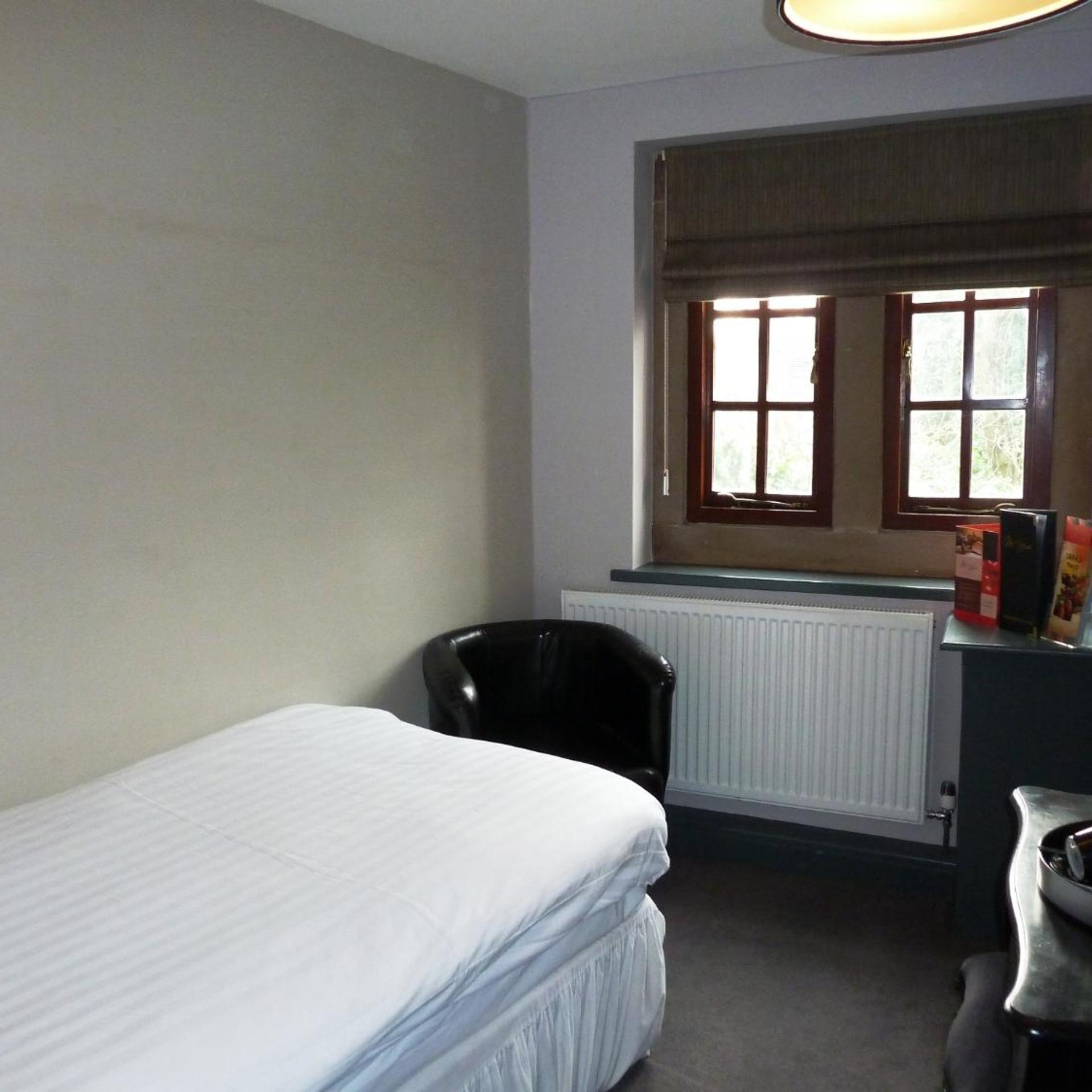 ROOM, SINGLE