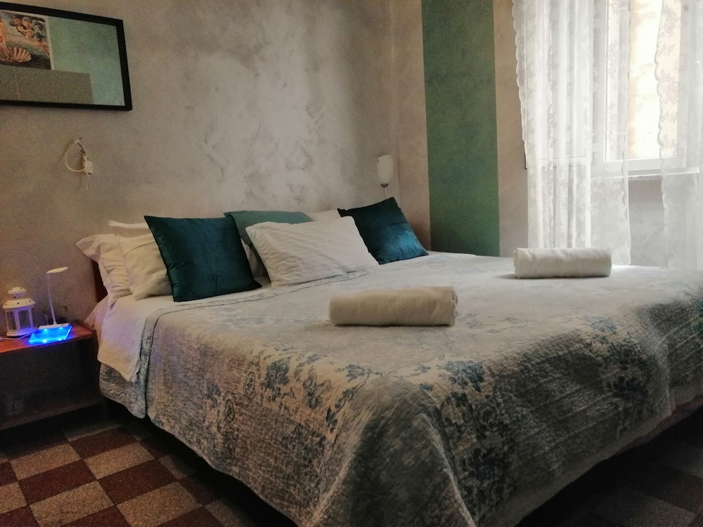 Roman Holidays Hostel 3/50