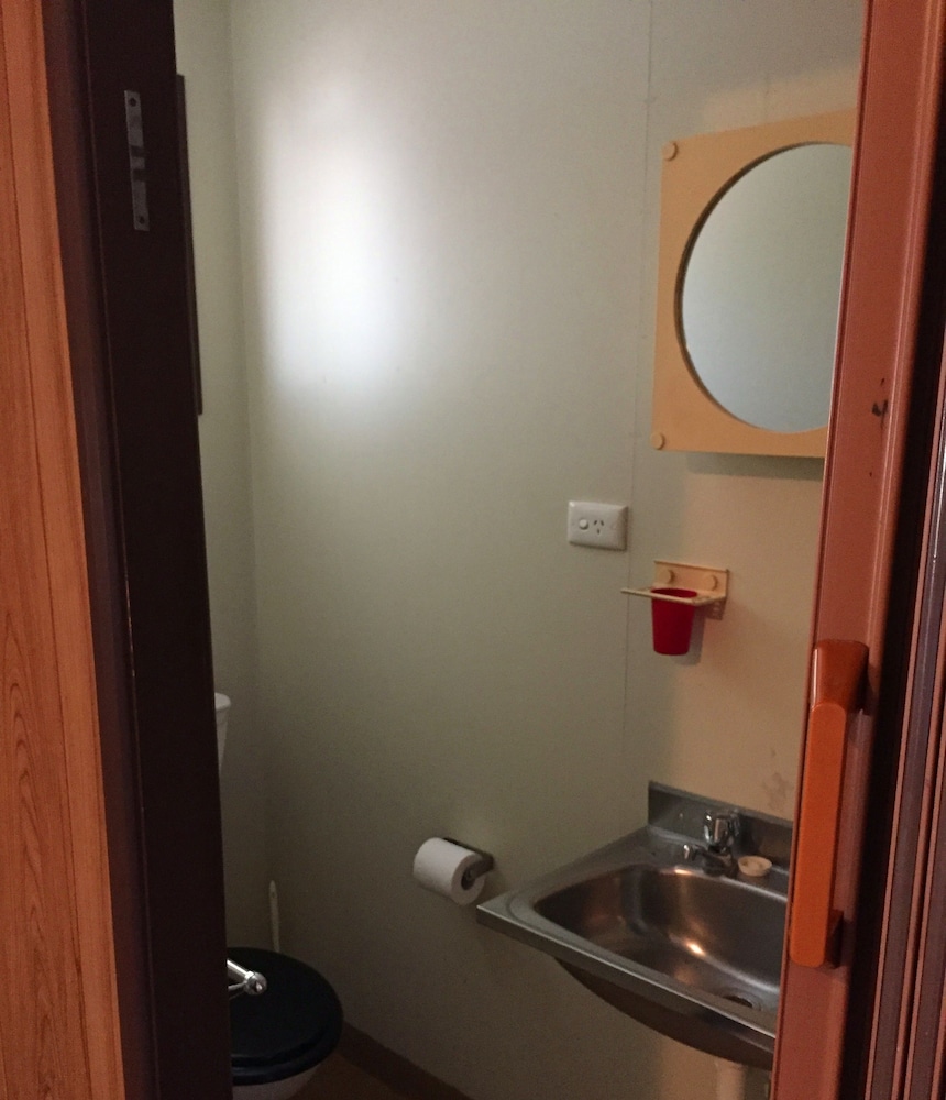 INLAND OASIS MOTEL 67/68