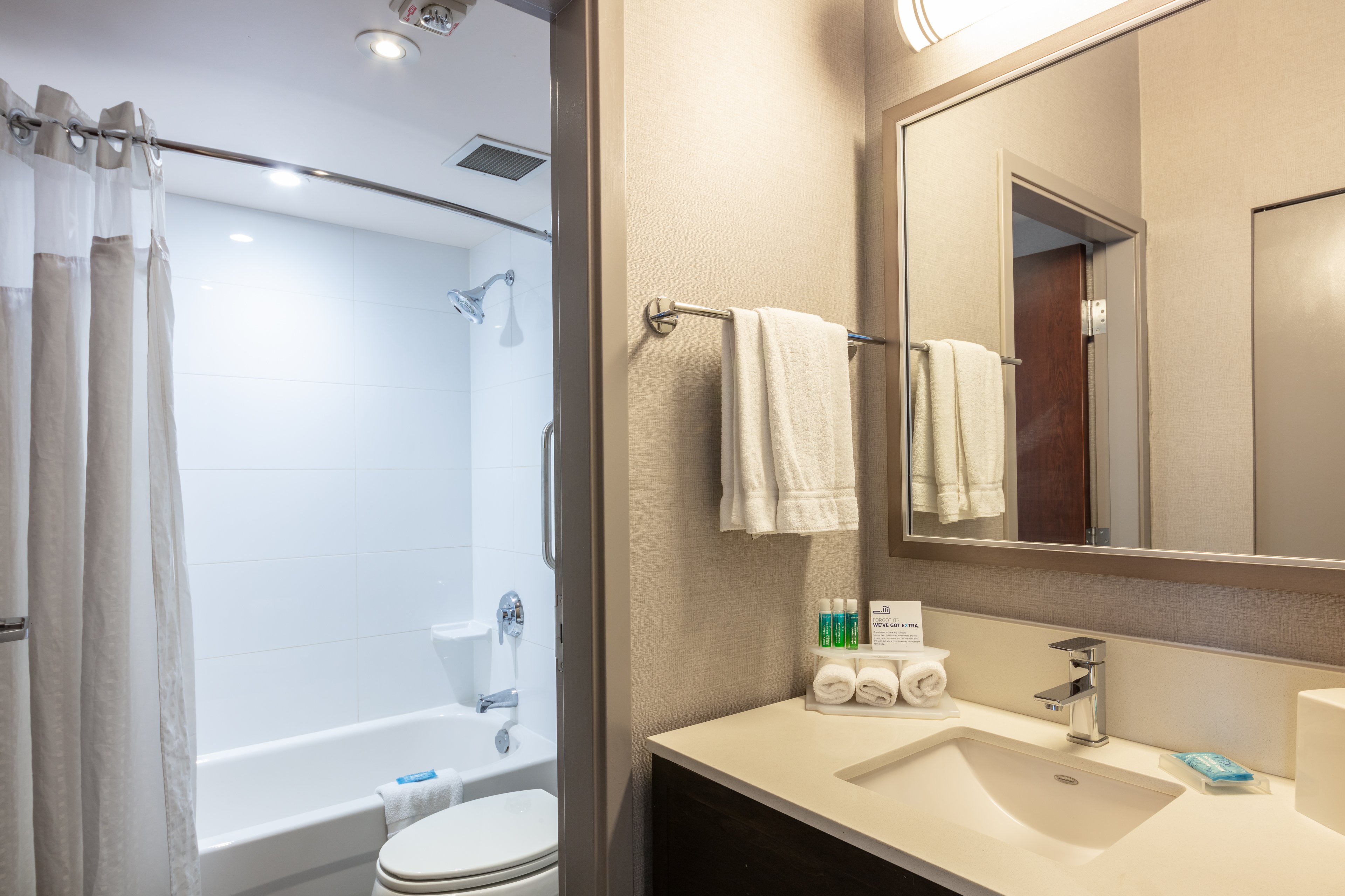 Holiday Inn Express Suites Riverport 72/76
