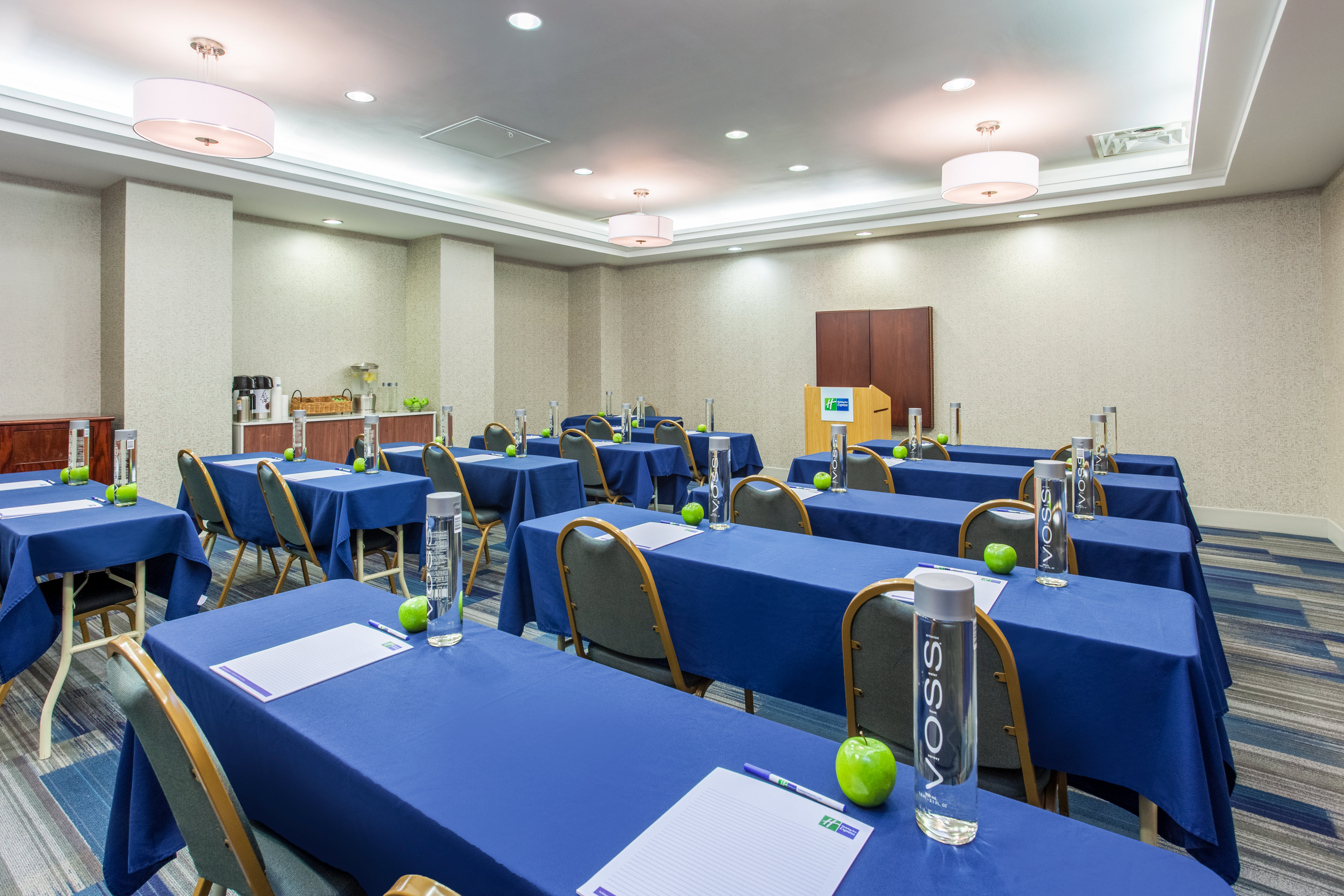 Holiday Inn Express Hauppauge-Long Island 58/66