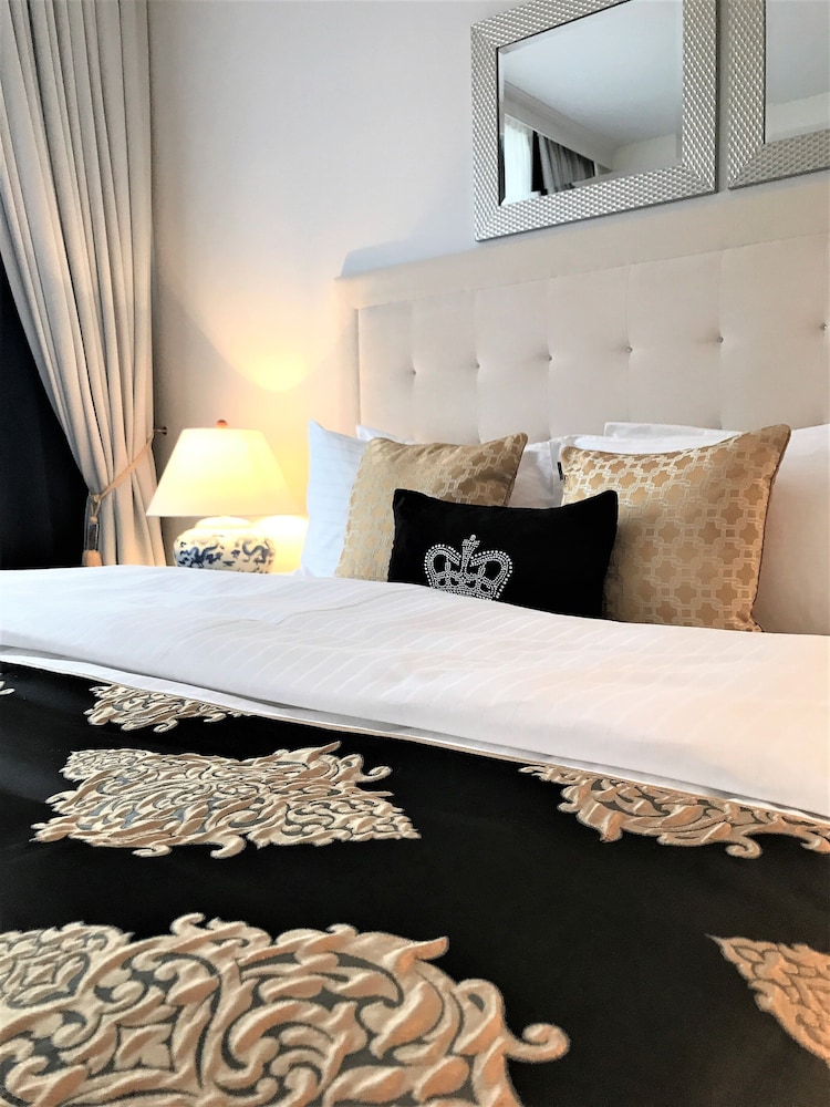 2 Bedrooms, Executive, Suite, King and Twin Beds, 2 Bathrooms