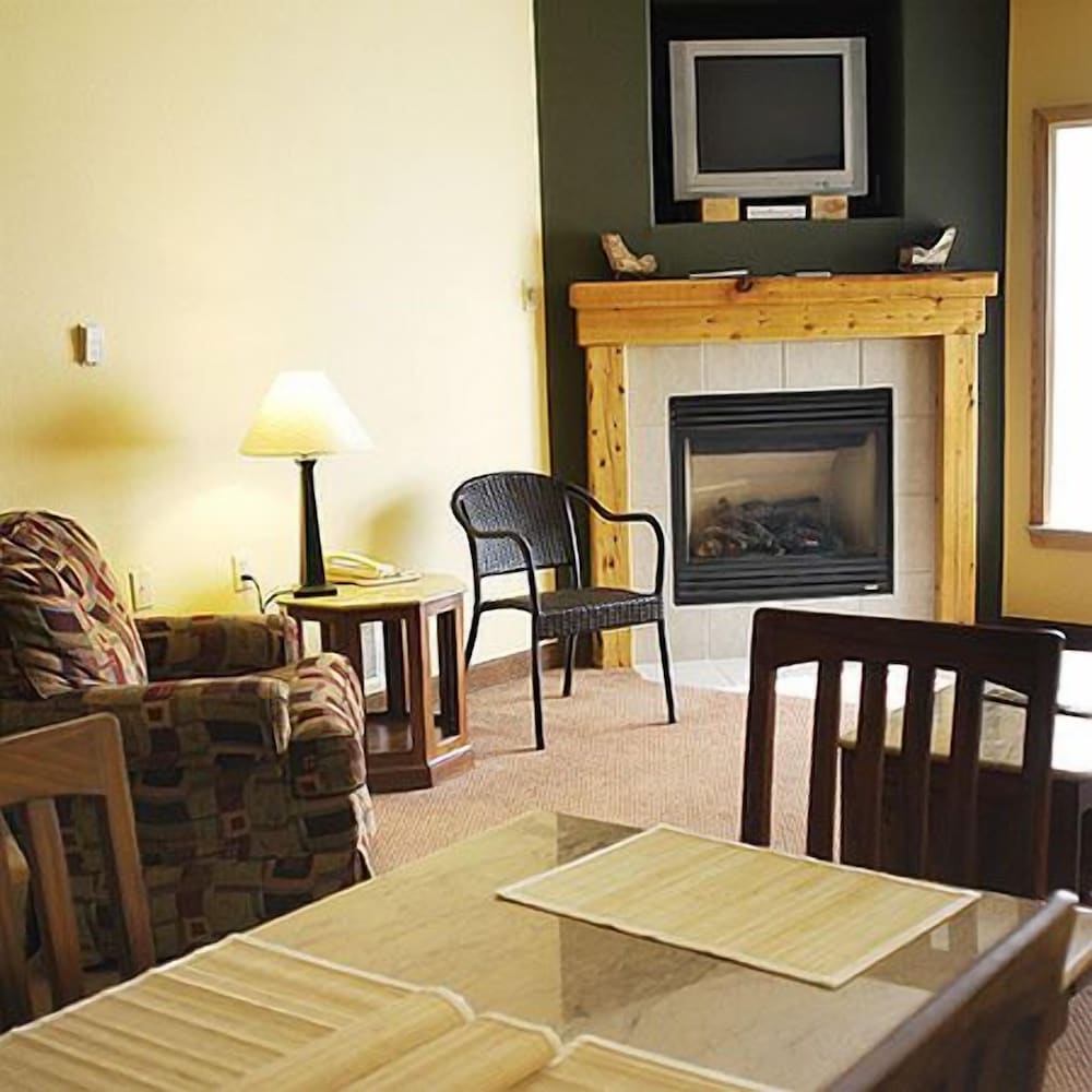 Mountain Edge Suites at Sunapee, an Ascend Collection Hotel 59/69