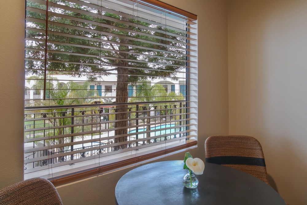 Oxford Suites Pismo Beach 10/35