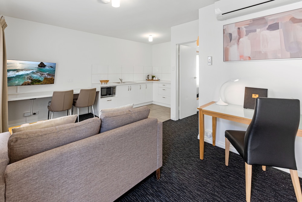Fawkner Suites Serviced Apartments 43/64