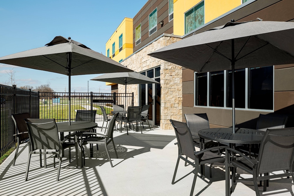Fairfield Inn Suites Salina 18/40