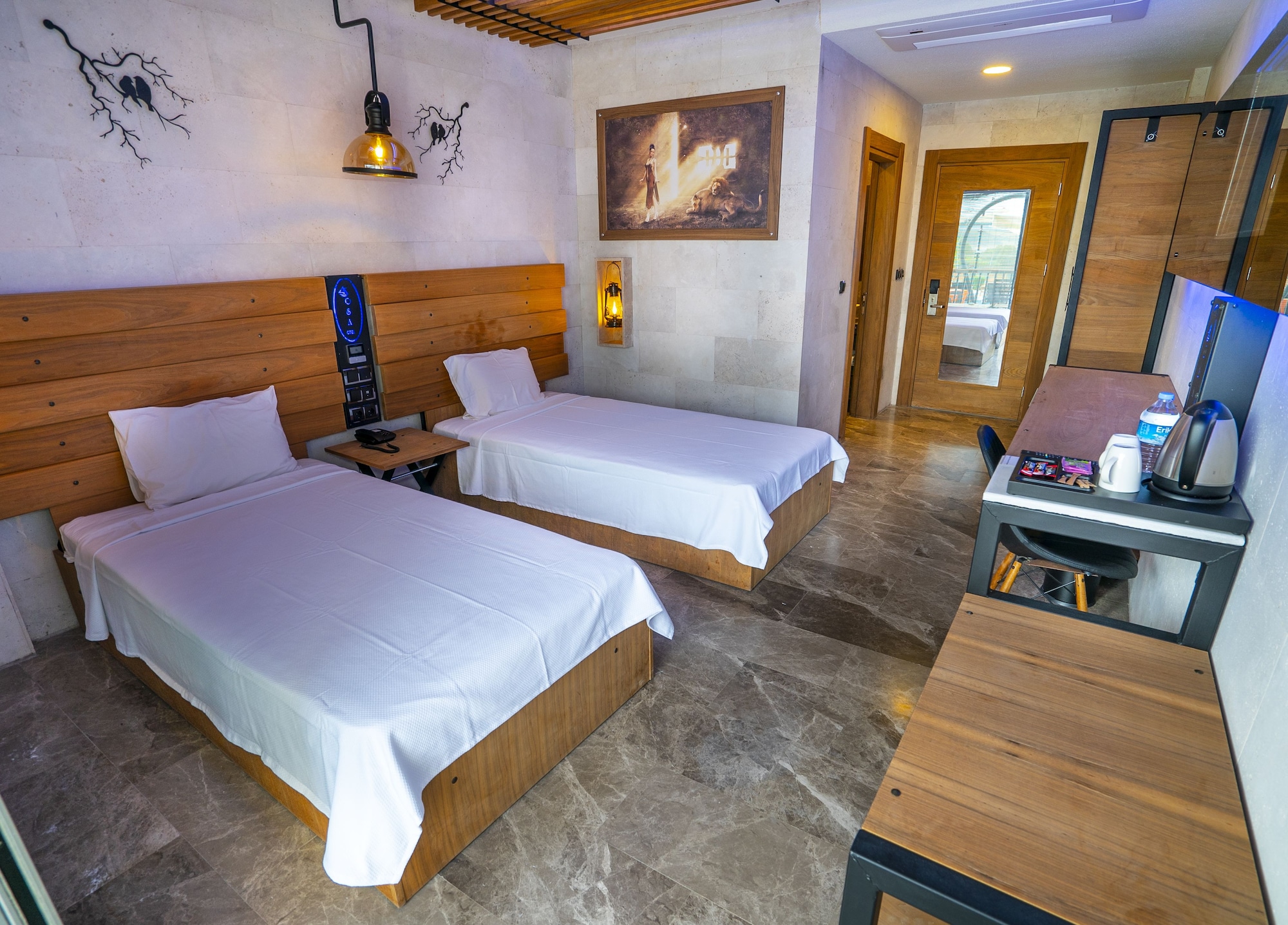 DELUXE, TWIN BEDS