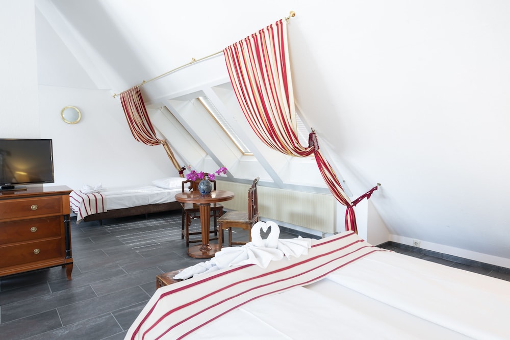 1 BEDROOM, SUITE
