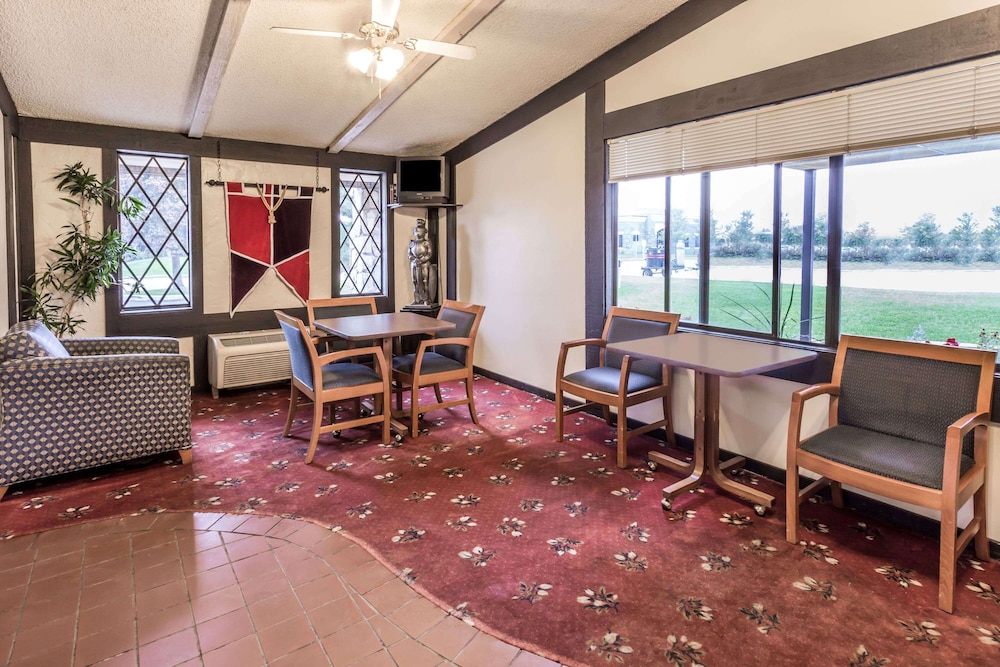 Knights Inn Racine 15/18