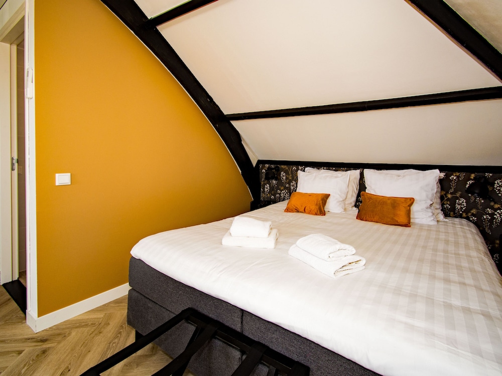 Deluxe, Studio, Suite, Queen Bed