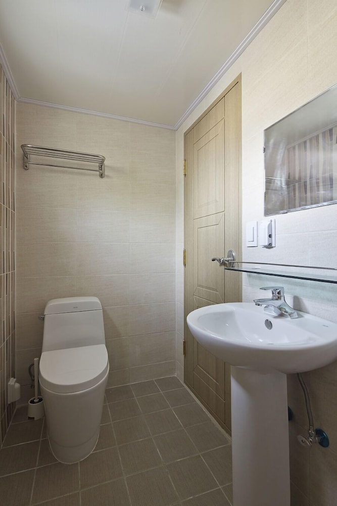Jiwoljang Guest House 46/50
