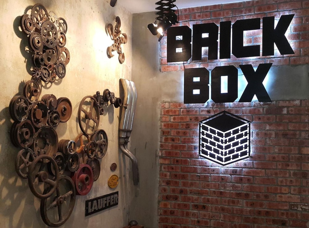 Brick Box Hotel 25/45