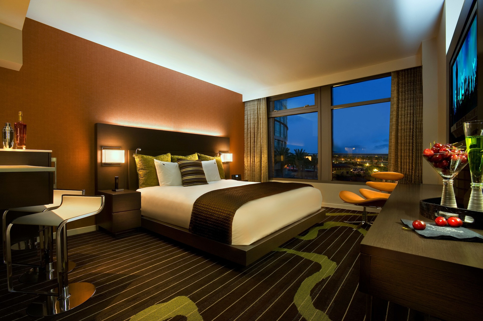 WOODSTOCK, SUITE, KING BED, BALCONY
