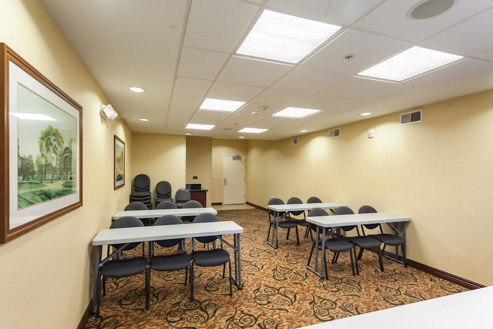 Comfort Suites East 40/42