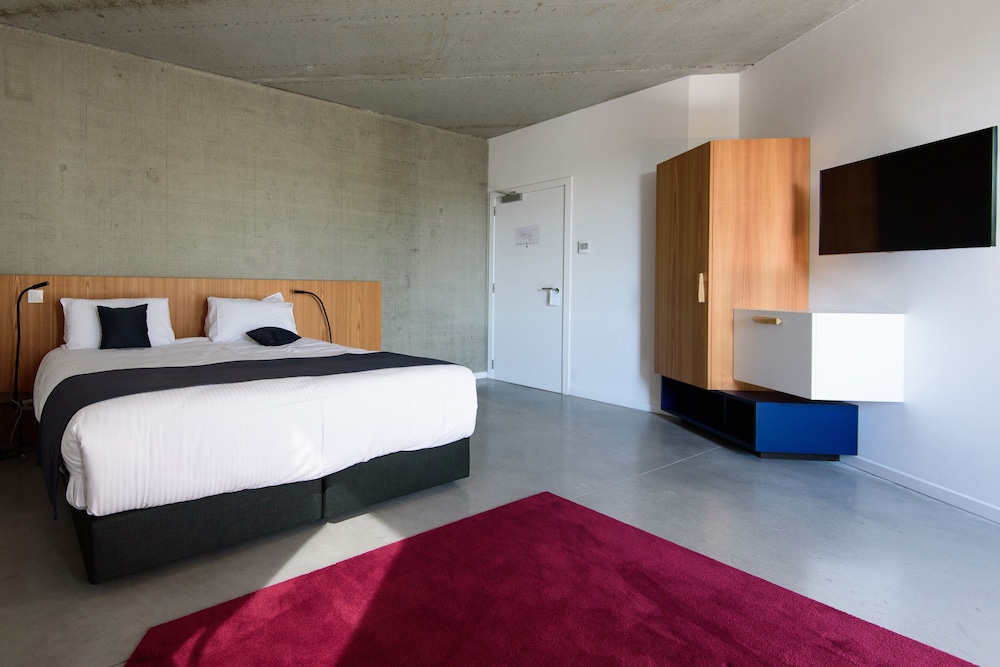 DELUXE, TWIN BEDS, CITY AND CANAL VIEW