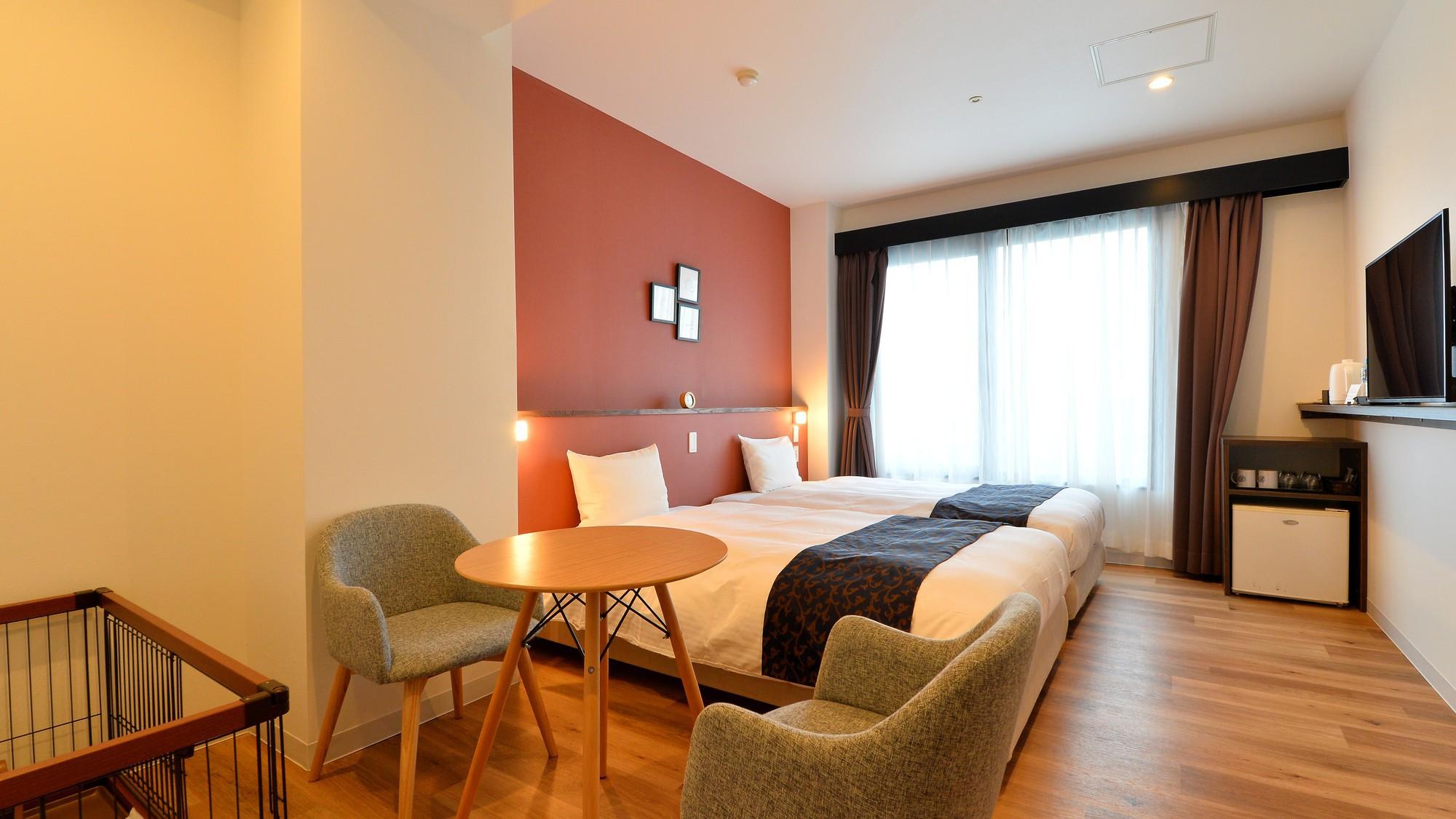 غرفة بسريرين منفصلين يُسمح فيها بالحيوانات الأليفة في المبنى الرئيسي