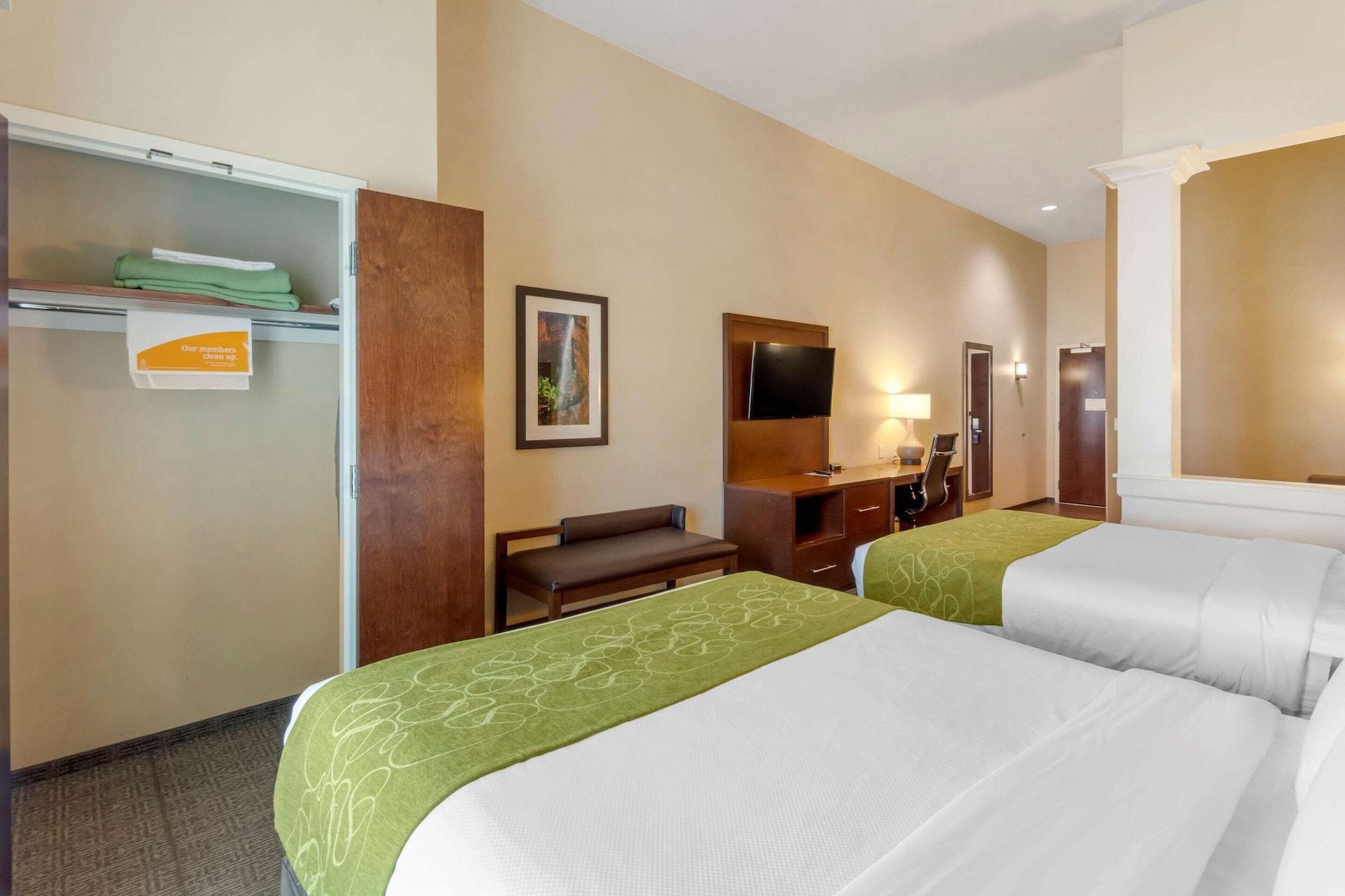 Suite, Multiple Beds 4/10