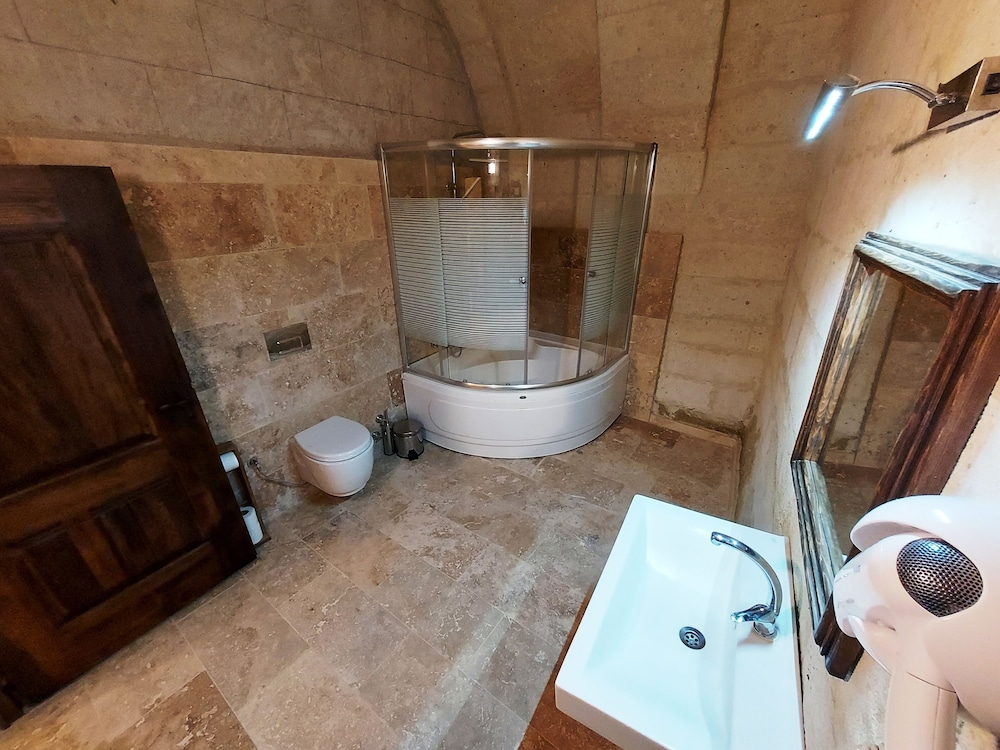 Armesos Cave Hotel 50/50